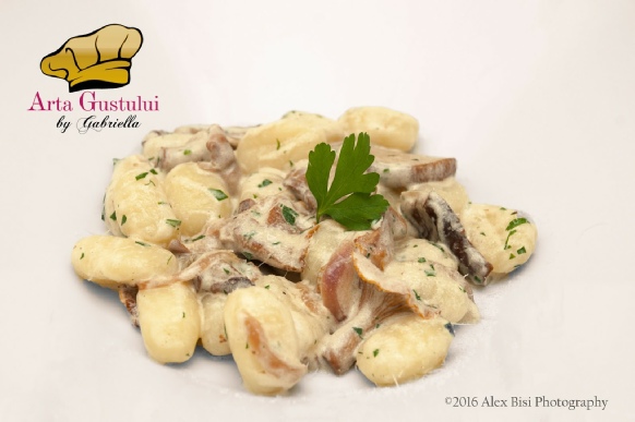 Arta gustului, Gabriella Pascaru Bisi, Gnocchi, Gnocchi de cartofi cu sos din hribi si galbiori, Istoria pastelor gnocchi, Paste de casa, Retete paste, Smantana de gatit Meggle, Unt cu trufe Meggle