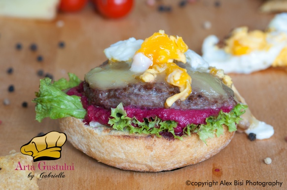Hamburger din strut cu Namak Paare, branza cu nuci, salata, ou si mousse din sfecla rosie Arta gustului, Carne, , Gabriella Pascaru Bisi,, Gourmet de Strut, Hamburger din strut cu Namak Paare, branza cu nuci, salata, ou si mousse din sfecla rosie