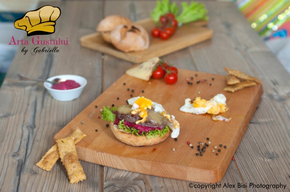 Hamburger din strut cu Namak Paare, branza cu nuci, salata, ou si mousse din sfecla rosie Arta gustului, Carne, , Gabriella Pascaru Bisi,, Gourmet de Strut, Hamburger din strut cu Namak Paare, branza cu nuci, salata, ou si mousse din sfecla rosie
