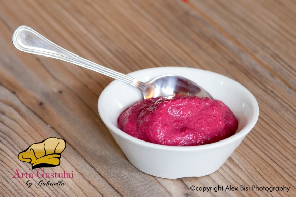 Mousse din sfecla rosie Arta gustului, Carne, , Gabriella Pascaru Bisi,, Gourmet de Strut, Hamburger din strut cu Namak Paare, branza cu nuci, salata, ou si mousse din sfecla rosie
