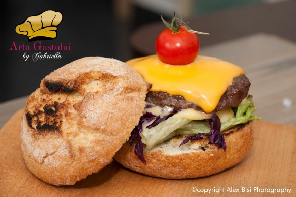 Arta gustului, Carne , Gabriella Pascaru Bisi, Gourmet de Strut, Hamburger din strut cu salata din varza rosie, maioneza, branza Chedar si cartofi la cuptor
