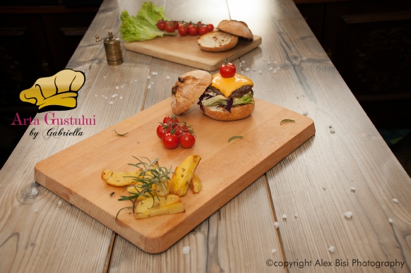 Arta gustului, Carne , Gabriella Pascaru Bisi, Gourmet de Strut, Hamburger din strut cu salata din varza rosie, maioneza, branza Chedar si cartofi la cuptor