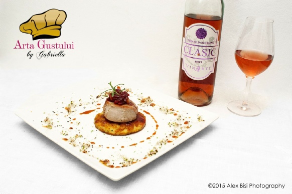Medalion din ton rosu cu olane de cartofi, dulceata de ceapa rosie si reductie din vin rosé Arta gustului, dulceata de ceapa rosie si reductie din vin rosé, Gabriella Pascaru Bisi, Medalion din ton rosu cu olane de cartofi, Ocean Fish, Peste, Rosé Terase Danubiene Vinarte, Ton