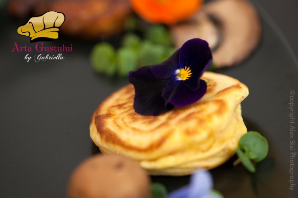 Arta gustului, Carne de pui, Gabriella Pascaru Bisi, Pepite balsamice cu tris de ciuperci si blinis cu turmeric, microgreens.ro