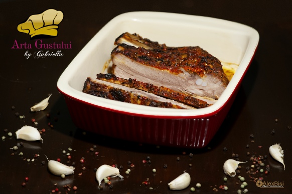 gabriella pascaru bisi, arta gustului, Piept de porc in crusta de Sriracha, usturoi si piper, sriracha, parmafood, parmashop, friptura, friptura delicioasa, friptura picanta, sriracha hot chilli flying, propuneri de craciun, craciun, friptura deosebita, friptura simpla, carne de porc, friptura porc, pentru craciun, parmafood group distribution, friptura porc picanta, gusturi alese, creator de gust