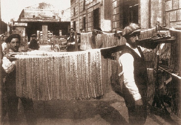Arta gustului, Gabriella Pascaru Bisi, Istorii gastronomice, Istoria alimentului de excelenta a poporului italic, pastele fainoase, Prepararea pastelor in 1800 la Gragnano - Sursa SkipBlog