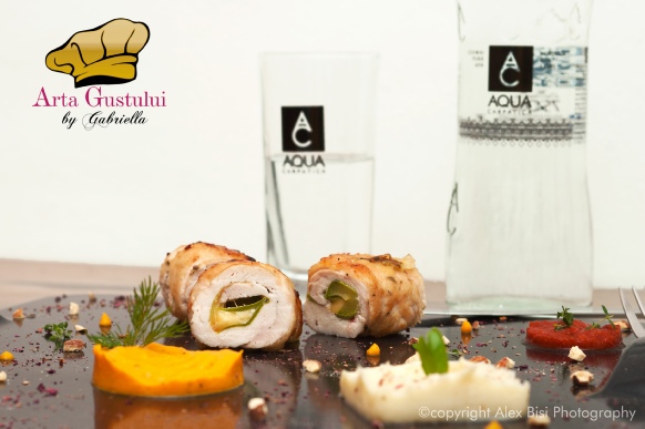 Arta gustului, Carne , Gabriella Pascaru Bisi, Aqua Carpatica, Rulouri din pui umplute cu dovlecei, cascaval afumat & puré din pastarnac cu mar si puré picant din morcovi