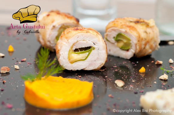 Arta gustului, Carne , Gabriella Pascaru Bisi, Aqua Carpatica, Rulouri din pui umplute cu dovlecei, cascaval afumat & puré din pastarnac cu mar si puré picant din morcovi