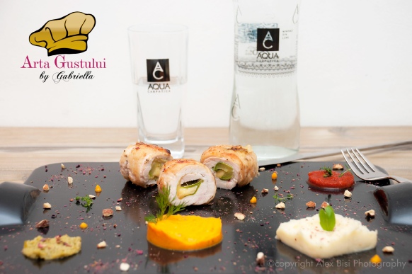 Arta gustului, Carne , Gabriella Pascaru Bisi, Aqua Carpatica, Rulouri din pui umplute cu dovlecei, cascaval afumat & puré din pastarnac cu mar si puré picant din morcovi