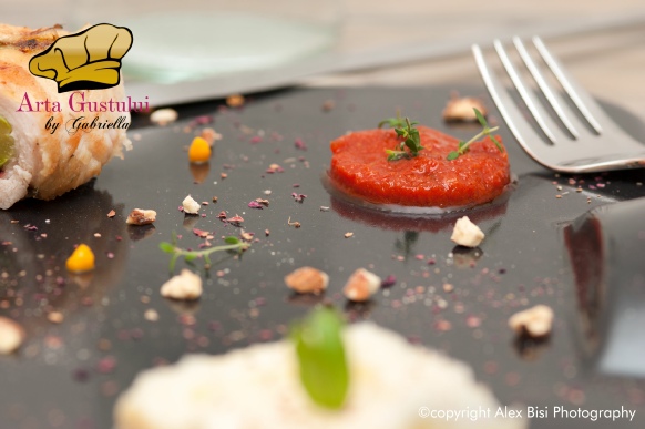 Arta gustului, Carne , Gabriella Pascaru Bisi, Aqua Carpatica, Rulouri din pui umplute cu dovlecei, cascaval afumat & puré din pastarnac cu mar si puré picant din morcovi