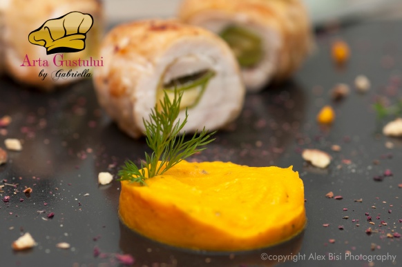 Arta gustului, Carne , Gabriella Pascaru Bisi, Aqua Carpatica, Rulouri din pui umplute cu dovlecei, cascaval afumat & puré din pastarnac cu mar si puré picant din morcovi
