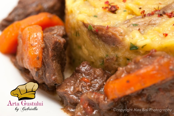 Arta gustului, Carne , Gabriella Pascaru Bisi, Gourmet de Strut,Tocana din strut cu vin de coacaze negre, orez cu sofran si miresme unguresti