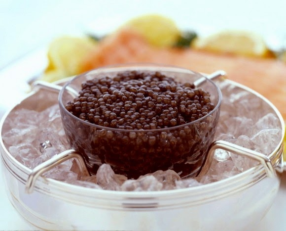 Caviar in recipiente de cristal si gheata2.jpg Arta gustului, Gabriella Pascaru Bisi, Istorii gastronomice, Diamantul negru al apelor: caviarul