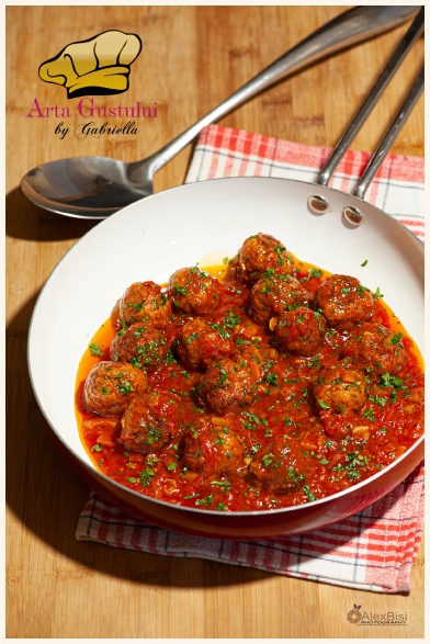 Gabriella pascaru bisi, arta gustului, creator de gust, Chiftele italiene in sos rosu, chiftele, chiftele italiene, chiftele in sos rosu, sos rosu, sos italian, mutti pomodoro romania, mutti, carne, retete cu carne, retete italiene, retete de suflet, retete cu traditie, traditie, chiftele din carne, retete de familie, sardinia, sardinia gastronomica, reteta bunicii, parmafood group distribution, parmafood, parmashop