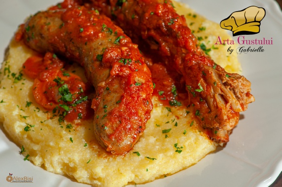 Mamaliga abruzzeana cu coaste si carnati de porc Gabriella pascaru bisi, arta gustului, creator de gust, creator de gusturi, Mamaliga abruzzeana cu coaste si carnati de porc, mamaliga, mamaliga italiana, mamaliga cu sos, mamaliga cu sos rosu, istoria mamaligii, fel principal, felul doi, preparate italienesti, preparate abruzzo, mamaliga delicioasa, sos din coaste, sos din carnati, mamaliga in italia, mamaliga cu carne, polenta abruzzese, polenta, polenta italiana, gastronomia italiana