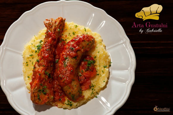 Mamaliga abruzzeana cu coaste si carnati de porc Gabriella pascaru bisi, arta gustului, creator de gust, creator de gusturi, Mamaliga abruzzeana cu coaste si carnati de porc, mamaliga, mamaliga italiana, mamaliga cu sos, mamaliga cu sos rosu, istoria mamaligii, fel principal, felul doi, preparate italienesti, preparate abruzzo, mamaliga delicioasa, sos din coaste, sos din carnati, mamaliga in italia, mamaliga cu carne, polenta abruzzese, polenta, polenta italiana, gastronomia italiana