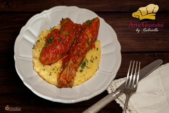 Mamaliga abruzzeana cu coaste si carnati de porc Gabriella pascaru bisi, arta gustului, creator de gust, creator de gusturi, Mamaliga abruzzeana cu coaste si carnati de porc, mamaliga, mamaliga italiana, mamaliga cu sos, mamaliga cu sos rosu, istoria mamaligii, fel principal, felul doi, preparate italienesti, preparate abruzzo, mamaliga delicioasa, sos din coaste, sos din carnati, mamaliga in italia, mamaliga cu carne, polenta abruzzese, polenta, polenta italiana, gastronomia italiana