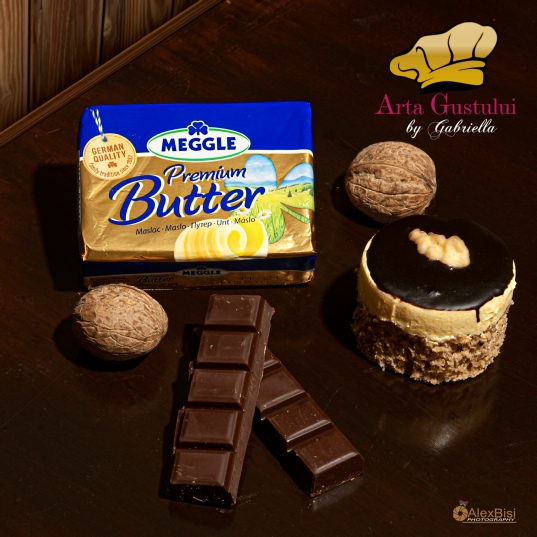 Prajitura cu nuca, crema fina si glazura de ciocolata Gabriella pascaru bisi, arta gustului, deserturile gabriellei, Prajitura cu nuca, crema fina si glazura de ciocolata, creator de gust, creator de gusturi, dulciuri de sarbatoare, dulciuri fine, prajituri de sarbatoare, prajituri fine, prajituri cu nuca, prajituri cu glazura, glazura de ciocolata, meggle, meggle romania, unt meggle, prajituri delicioase, prajituri bune, prajituri originale