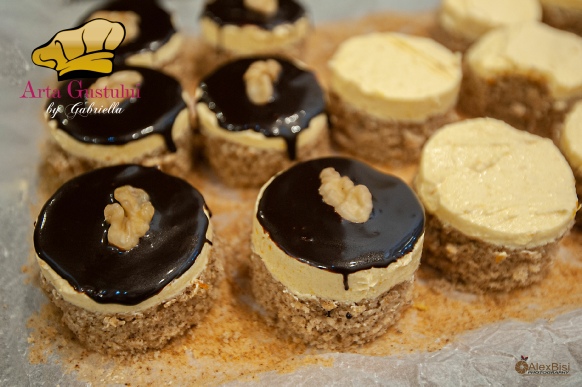 Prajitura cu nuca, crema fina si glazura de ciocolata Gabriella pascaru bisi, arta gustului, deserturile gabriellei, Prajitura cu nuca, crema fina si glazura de ciocolata, creator de gust, creator de gusturi, dulciuri de sarbatoare, dulciuri fine, prajituri de sarbatoare, prajituri fine, prajituri cu nuca, prajituri cu glazura, glazura de ciocolata, meggle, meggle romania, unt meggle, prajituri delicioase, prajituri bune, prajituri originale