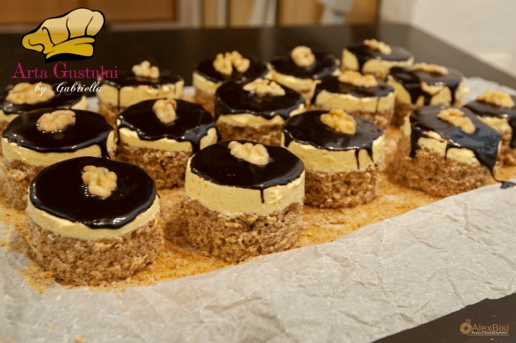 Prajitura cu nuca, crema fina si glazura de ciocolata Gabriella pascaru bisi, arta gustului, deserturile gabriellei, Prajitura cu nuca, crema fina si glazura de ciocolata, creator de gust, creator de gusturi, dulciuri de sarbatoare, dulciuri fine, prajituri de sarbatoare, prajituri fine, prajituri cu nuca, prajituri cu glazura, glazura de ciocolata, meggle, meggle romania, unt meggle, prajituri delicioase, prajituri bune, prajituri originale