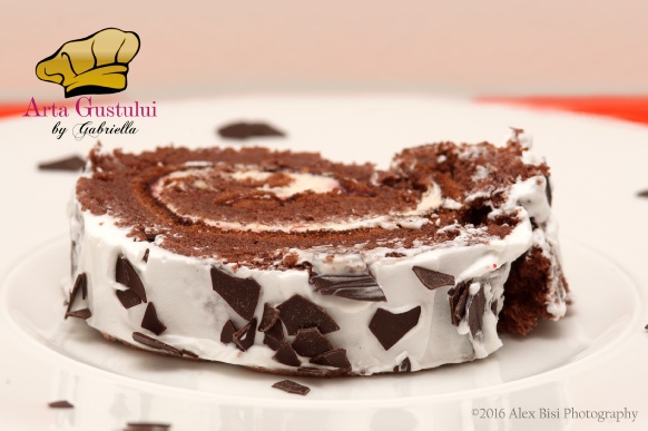 Arta gustului, Creme Patisserie Decor Meggle, Desert, Deserturi delicioase, Gabriella Pascaru Bisi, Meggle Romania, Rulada de ciocolata cu crema de frisca cu citrice si jeleé din fructe de padure, Rulade