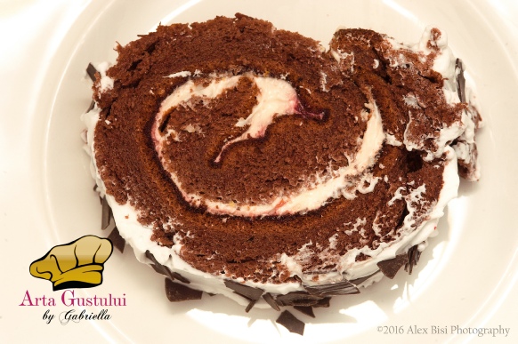 Arta gustului, Creme Patisserie Decor Meggle, Desert, Deserturi delicioase, Gabriella Pascaru Bisi, Meggle Romania, Rulada de ciocolata cu crema de frisca cu citrice si jeleé din fructe de padure, Rulade