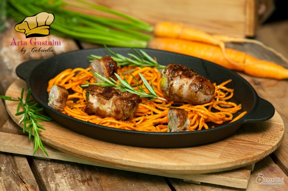 Gabriella pascaru bisi, arta gustului, creator de gust, creator de gusturi, Rulouri de pui cu legume si salata din morcovi,  rulouri de pui, carne de pui, retete cu pui, retete din pui, involtini di pollo, salata de morcovi, rulori, rulouri delicioase, retete originale, retete de autor, piept de pui, fel principal, felul 2, retete gustoase, retete elegante, preparate delicioase, preparate din pui, preparate elegante, preparate gourmet, chicken rolls