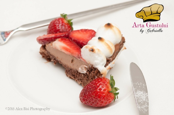 Tarta de ciocolata cu ganache, capsuni si bezea Alpenbutter Meggle, Arta gustului, Creme Patisserie Meggle, Desert, Gabriella Pascaru Bisi, Meggle Romania, Tarta de ciocolata cu ganache capsuni si bezea