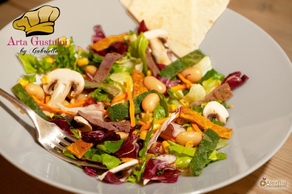 Salata cu omleta colorata Arta Gustului, Gabriella Pascaru Bisi, salate, salata, Salata cu omleta colorata, iubescsalatele, eisberg, templulsalatelor, eisbergromania, simplyfresh