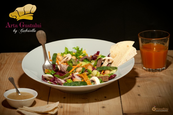 Salata cu omleta colorata Arta Gustului, Gabriella Pascaru Bisi, salate, salata, Salata cu omleta colorata, iubescsalatele, eisberg, templulsalatelor, eisbergromania, simplyfresh