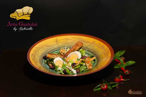 Salata Dacia cu ou fiert si paine aurita Arta Gustului, Gabriella Pascaru Bisi, salate, salata, Salata Dacia cu ou fiert si paine aurita, iubescsalatele, eisberg, templulsalatelor, eisbergromania, simplyfresh