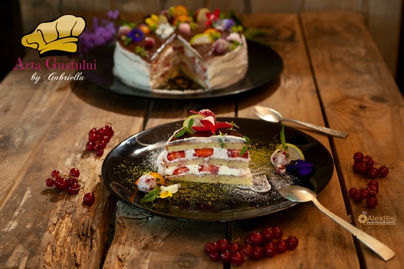 Tort cu dublu ganache din ciocolata alba, capsuni si lime Tort cu dublu ganache din ciocolata alba, capsuni si lime